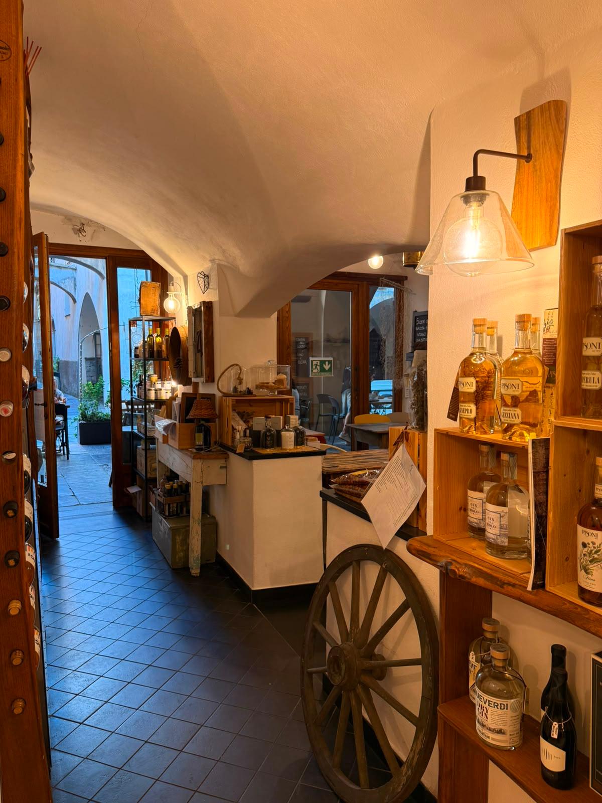 Gli interni della bottega