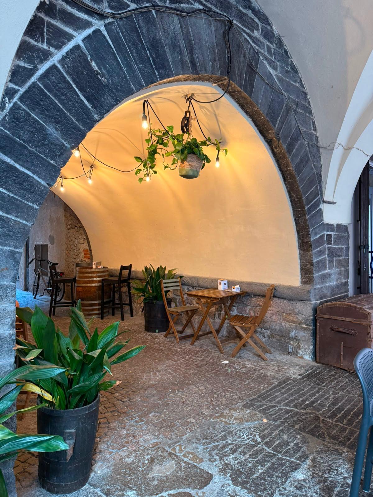 I tavolini sotto i portici
